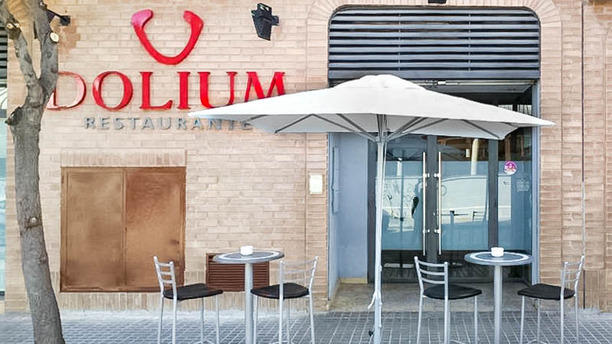 detalle fachada exterior del restaurante dolium