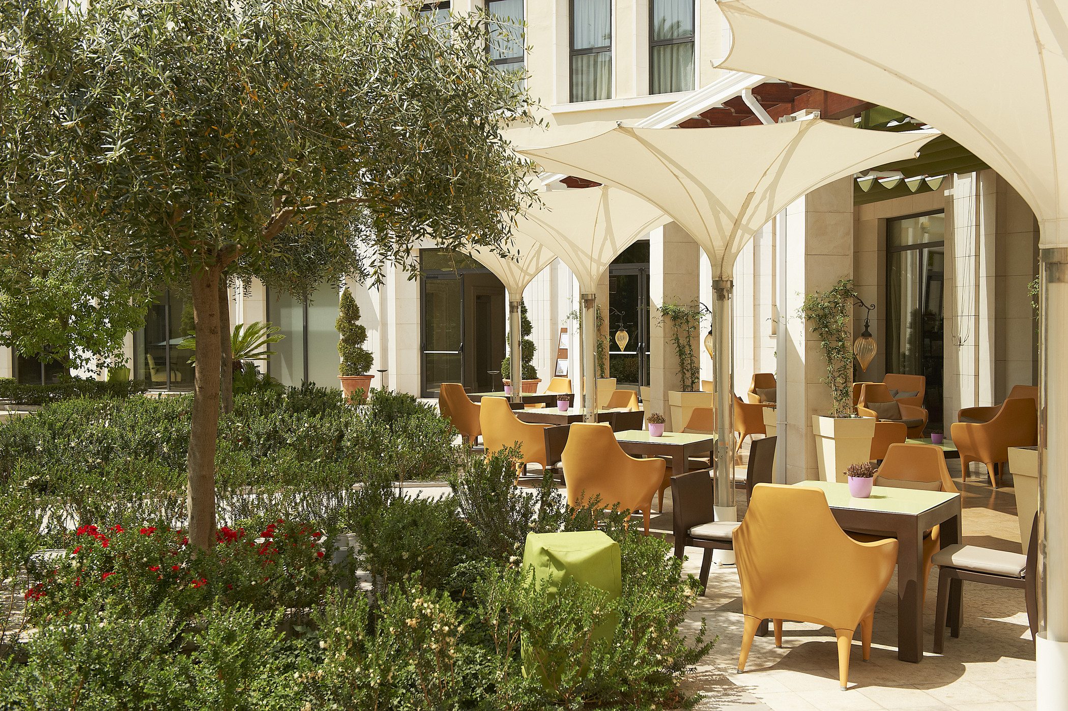 terraza del restaurante el jardí del hotel westin