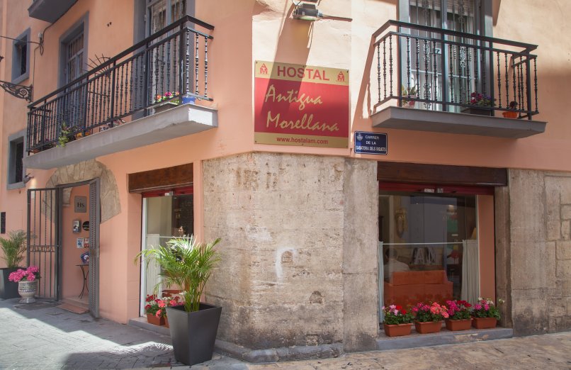 exterior hostal antigua morellana