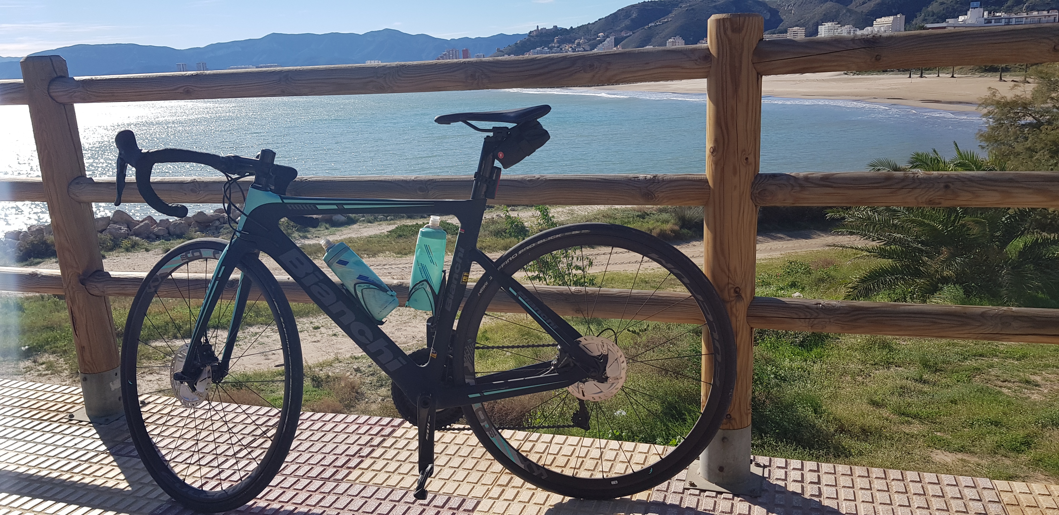 paisaje con bicicleta y lago