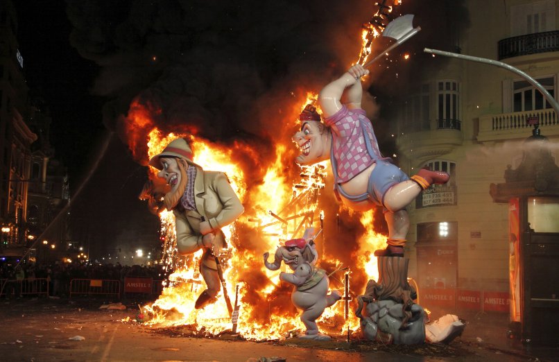 falla quemandose durante la cremà