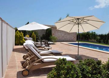 terraza piscina del hotel la mozaira