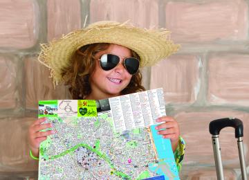 Niña turista con plano